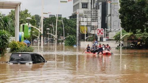 تعداد کشته‌شدگان سیل اندونزی از ۹۰۰ نفر گذشت