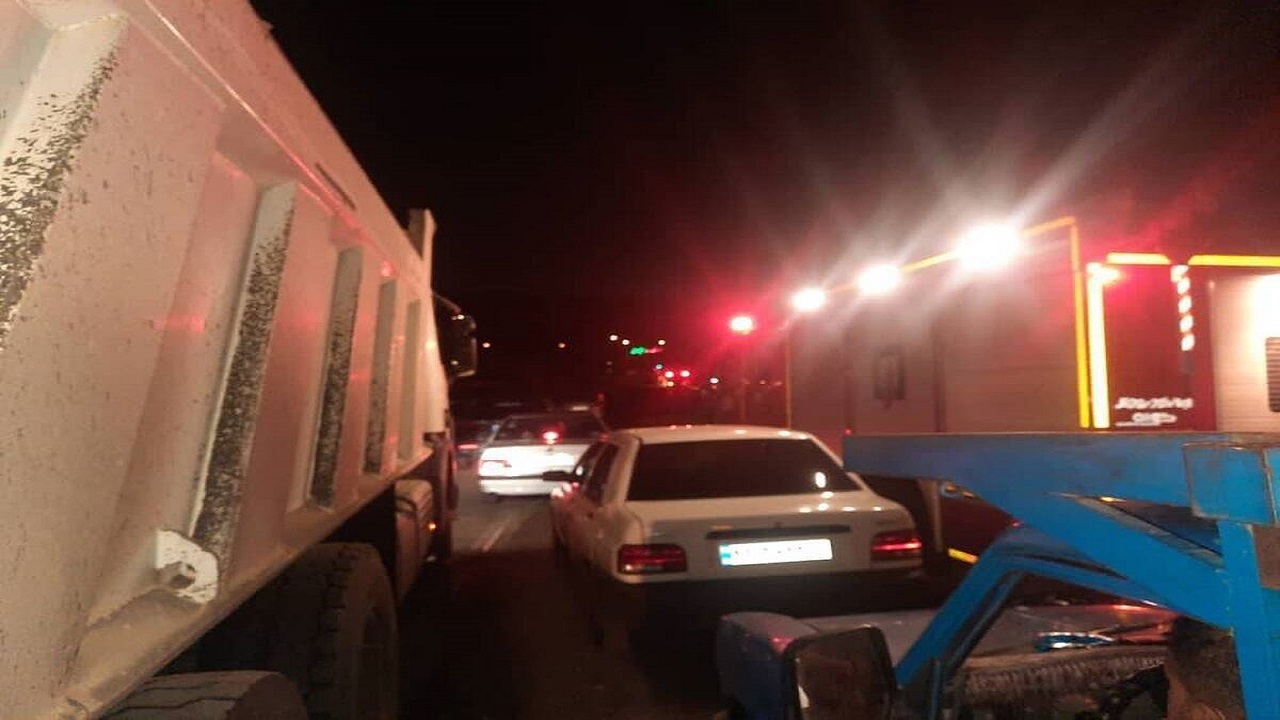 تصادف زنجیره‌ای ۱۶ خودروبر اثر نشت گازوئیل 