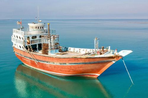 توقیف سه لنج صیادی غیرمجاز در آب‌های جاسک و دستگیری ۱۱ متهم