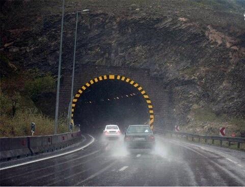 لیز خوردن پژو پارس در جاده بارانی چالوس / فیلم