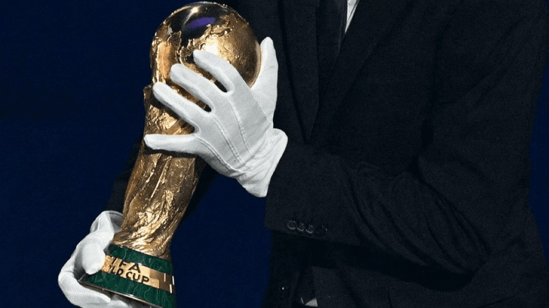 راز دستکش سفیدی که جام جهانی را حمل کرد 