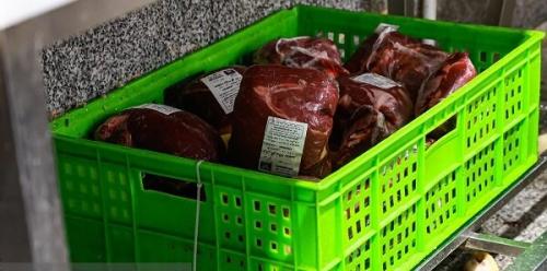 عرضه گوشت قرمز در کشتارگاه‌های رسمی