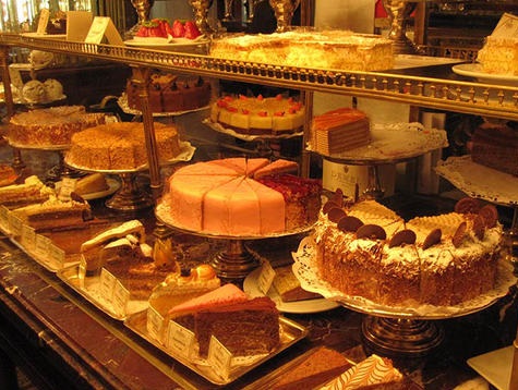  پرسه یک موش میان سینی‌های قنادی 