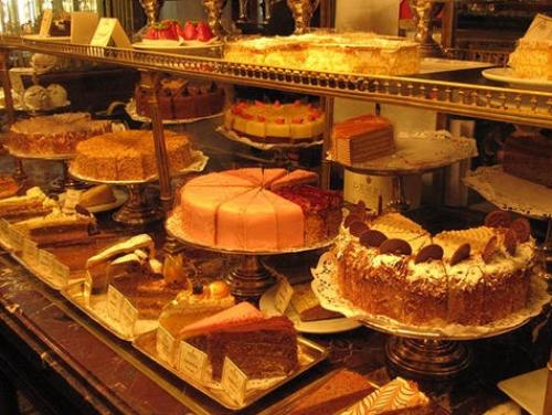  پرسه یک موش میان سینی‌های قنادی 