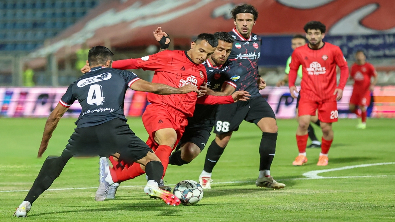 دیدار تیم‌های فوتبال تراکتور و پرسپولیس