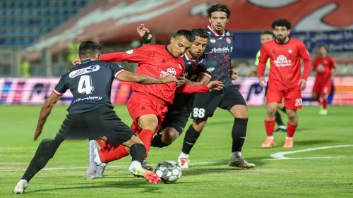 دیدار تیم‌های فوتبال تراکتور و پرسپولیس