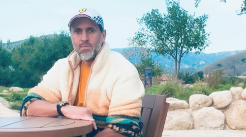 وطن فروشی که به وطن دوست‌ها ناسزا می‌گوید