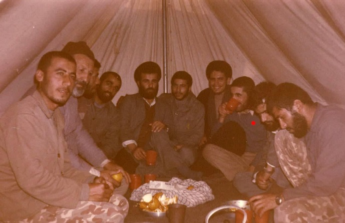 کرسی‌هایی از جعبه مهمات؛ از خنده تا مناجات+عکس