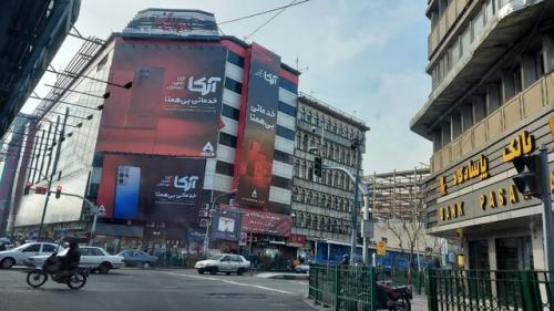 تجمع جمعی از کسبه پاساژ علاءالدین در اعتراض به بی‌ثباتی قیمت ارز