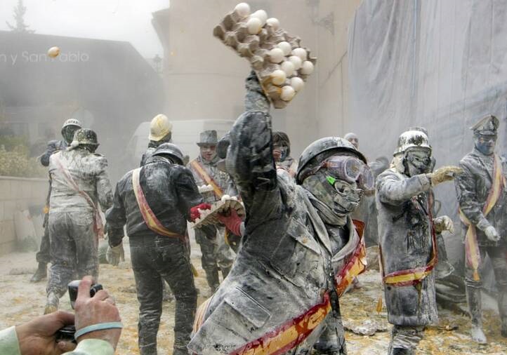  نبرد با آرد و تخم‌مرغ در اسپانیا /فیلم