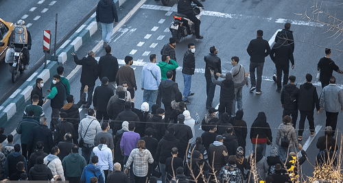 خبرگزاری دولت: جمعی از بازاریان مغازه‌های خود را تعطیل یا نیمه تعطیل کرده‌اند/تجمع امروز خیابان لاله‌زار و مرکز تهران +عکس