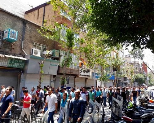 فیلم/ بیرون انداختن لیدر آشوب توسط بازاریان تهران