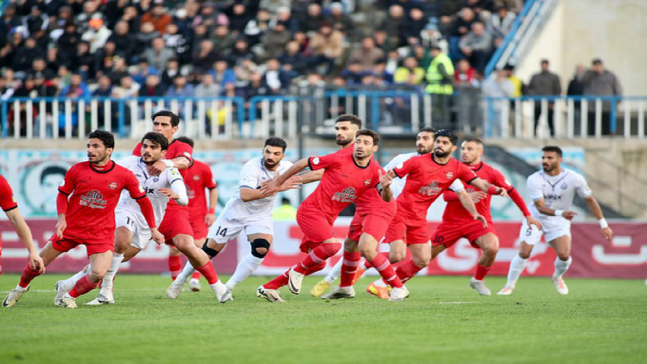 دیدار تیم‌های تراکتور تبریز و ملوان بندر انزلی