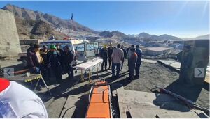 ریزش معدن بافق و محبوس شدن ۲۴ کارگر+عکس