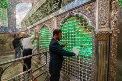 غبارروبی و عطر‌افشانی مضجع نورانی امیرالمؤمنین