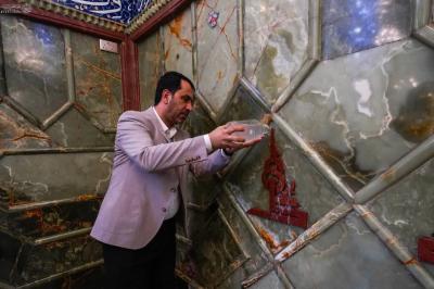 غبارروبی و عطر‌افشانی مضجع نورانی امیرالمؤمنین