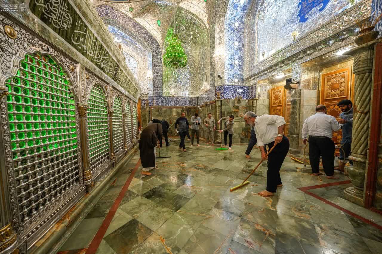 غبارروبی و عطر‌افشانی مضجع نورانی امیرالمؤمنین