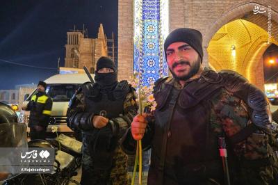  اهدای گل نرگس به حافظان امنیت در سطح شهر