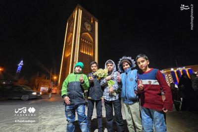  اهدای گل نرگس به حافظان امنیت در سطح شهر