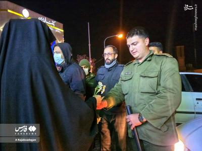  اهدای گل نرگس به حافظان امنیت در سطح شهر