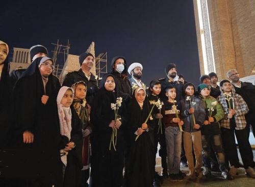  اهدای گل نرگس به حافظان امنیت در سطح شهر