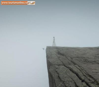 عکس/سفر به دور دنیا با لباس عروس! 