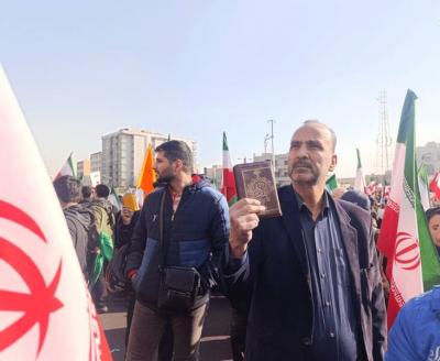تهرانی‌ها قرآن به دست به میدان آمدند / عکس