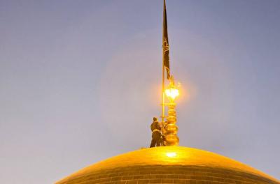 اهتزاز پرچم مشکی بر فراز گنبد رضوی / عکس
