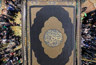 اهتزاز پرچم مشکی بر فراز گنبد رضوی / عکس