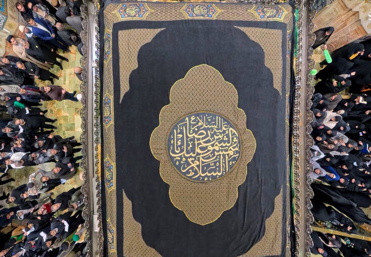 اهتزاز پرچم مشکی بر فراز گنبد رضوی / عکس