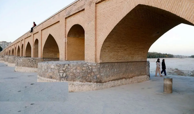 زاینده‌رود خشکید، تاریخ اصفهان در احتضار! /عکس