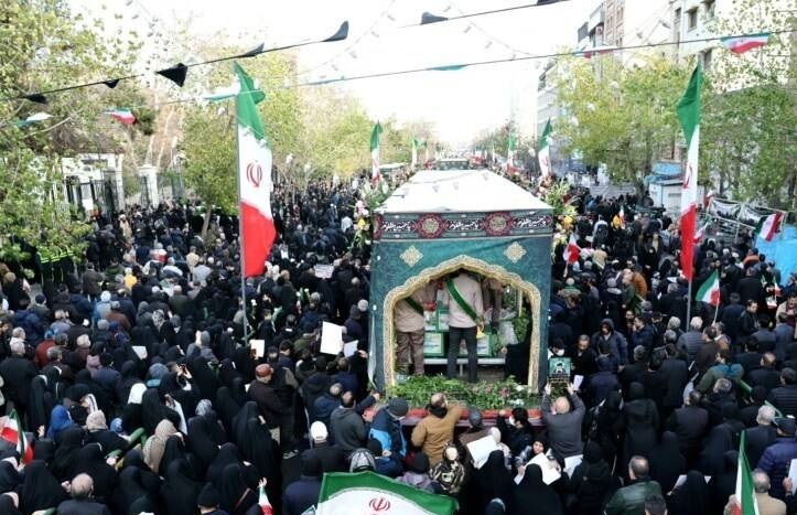 سیل جمعیت در تشییع شهدای امنیت تهران/فیلم