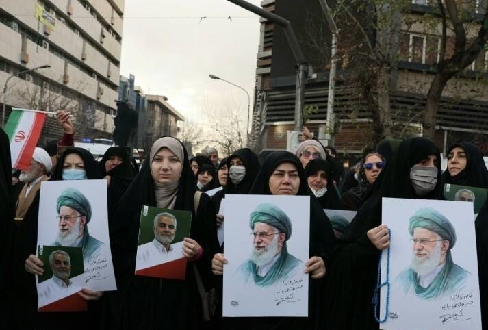 شعار "مرگ بر وطن فروش خائن" در تشییع پیکر شهدا/فیلم