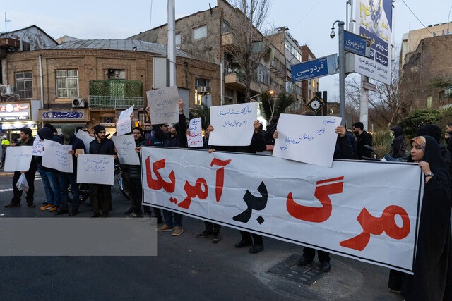 تجمع دانشجویان مقابل سفارت انگلیس در تهران