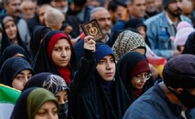 تجمع مردم مقابل مسجدی که به آتش کشیده شد