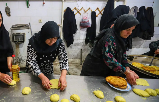 مراسم سنتی پخت و توزیع نان محلی سوروک /عکس