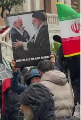 تجمع اهالی ترکیه در حمایت از ایران در استانبول