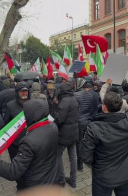 تجمع اهالی ترکیه در حمایت از ایران در استانبول