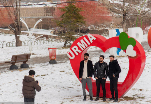 بارش برف زمستانی در ارومیه /عکس