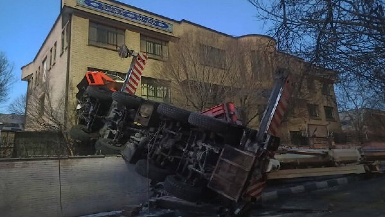 واژگونی جرثقیل در تهران 
