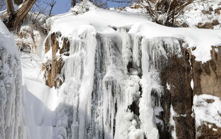  آبشار گنجنامه یخ زد /عکس