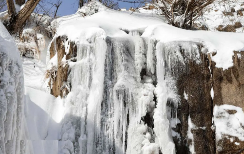  آبشار گنجنامه یخ زد /عکس