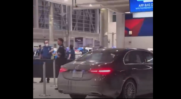 برخورد خودرو با مسافران در فرودگاه دیترویت آمریکا /فیلم