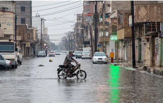 بارش باران و آبگرفتگی معابر در اهواز /عکس
