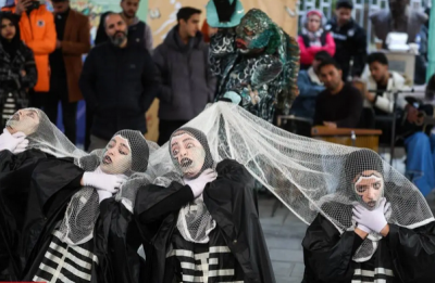 نمایش خیابانی بهمنشیر یک نفر /عکس