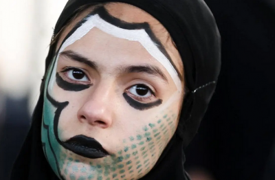 نمایش خیابانی بهمنشیر یک نفر /عکس