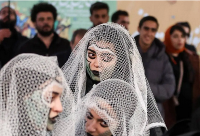 نمایش خیابانی بهمنشیر یک نفر /عکس