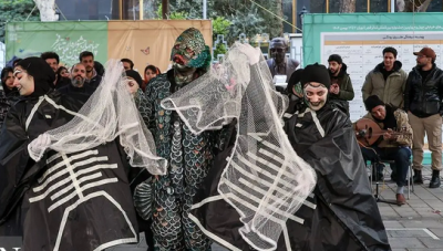 نمایش خیابانی بهمنشیر یک نفر /عکس