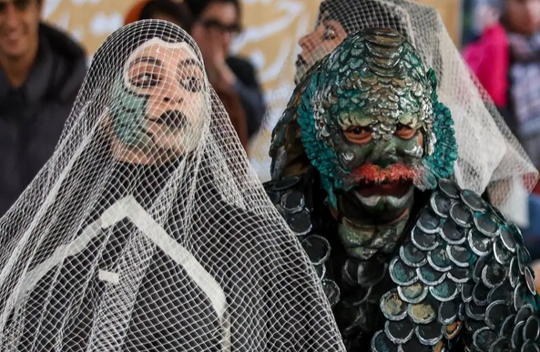 نمایش خیابانی بهمنشیر یک نفر /عکس