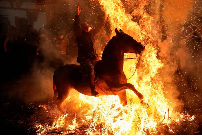 عبور با اسب از میان آتش/آیین تطهیر روح حیوانات +عکس